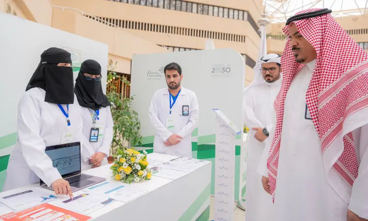 الاتصال مجموعة من المختصين في الرعاية الصحية، وتسليم المعاطف البيضاء، عند ركن تعريفي في معرض واعي في القصيم. ويستمع رجل وهو يرتدي الغترة السعودية والعقال والبشت السعودي إلى إحدى المختصرات التي تشاهد إلى وثائق وجهاز حاسوبي على جهاز الكمبيوتر، وتسجل معلومات حول جنيف.