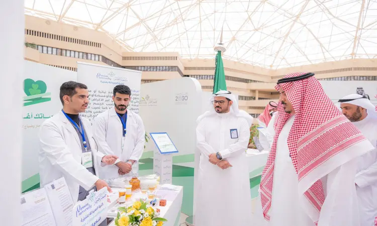 الاتصال مجموعة من الرجال مرتدين الغترة أو الشماغ والعقال والبشت السعودي إلى جانب عدد من أعضاء الكادر الطبي بالمعاطف البيضاء بجانب طاولة تحوي المنتجات توعوية عن الكشف عن المخدرات، بالإضافة إلى الزهور وبعض المستلزمات الطبية، وذلك ضمن فعاليات معرض "واعي2" في جامعة القصيم، ومتابعة في الخلفية العلم السعودي وعدد من مجموعات التعريفية الخاصة بالمعرض.