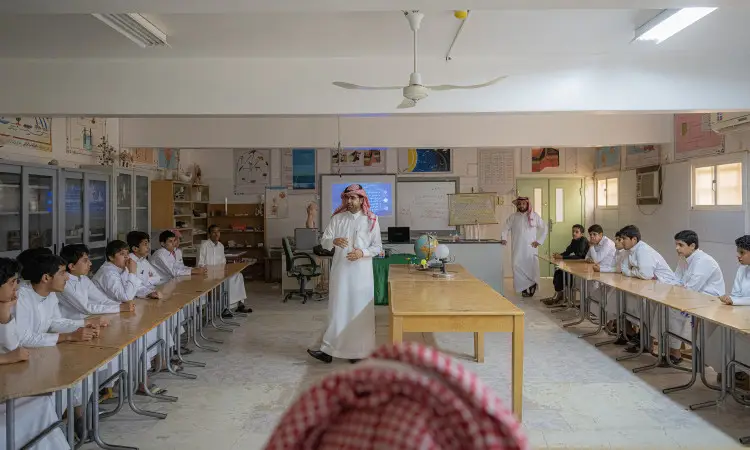 الاتصال بأحدهم مرتديًا الزي السعودي الرسمي، يشمل الغترة أو الشماغ والعقال، بالإضافة إلى البشت السعودي، في قاعة المراقبة داخل جامعة القصيم. يقوم بإعداد جلسات ثقافية هادفة للطالبات، جوٍ وسط أكاديمي ويضم ملصقات إرشادية مثل موقع الأرض في الجدول الرئيسي. تتضمن هذه البيئة التعليمية في مجال تعزيز الوعي والمعرفة بين الطلاب.