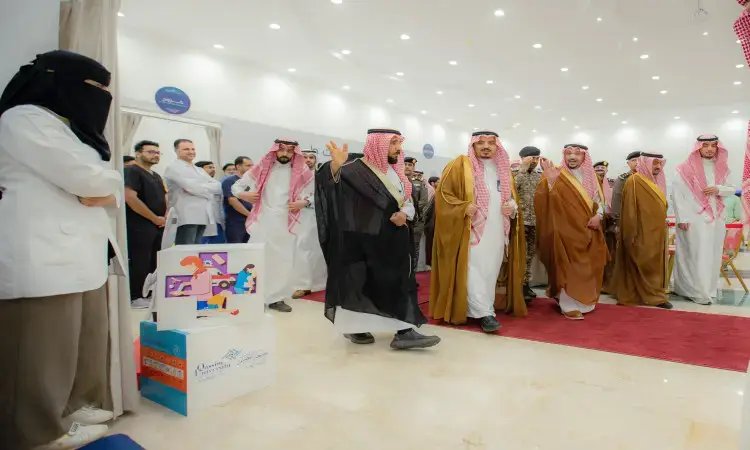 خلال فعاليات الحملة الجامعية الأولى، أمير القصيم مرتديًا البشت السعودي والقائل يسير على السجادة الحمراء بين الحضور في قاعة مضيئة. وفي داخل المكان، لا ترتدي المرأة معطفًا أبيض وتغطيها باستخدام غترة سعودية بالقرب من صندوق العرض الملون، ضمن برامج التوعية والتثقيف التي تنظمها جامعة القصيم.