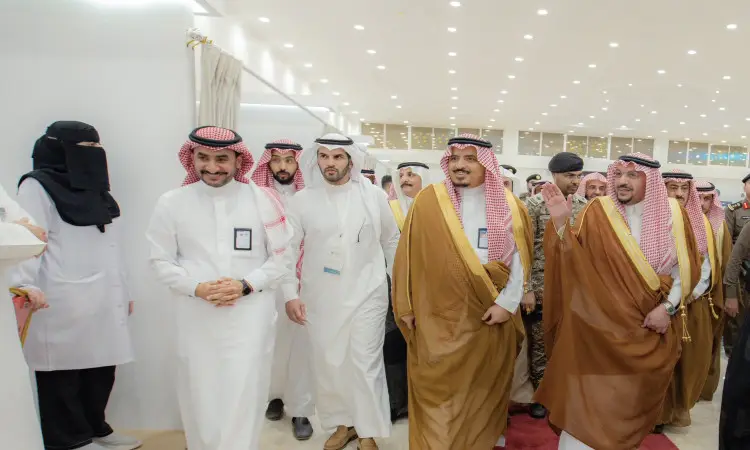 مجموعة من الرجال بحضور الغترة السعودية والشماع والعقال والبشت السعودي، وقد بدت على التحالف الابتسامة حتى الحديث، وهم يسيرون في أروقة مغلقة خلال حملة الجامعة الرابعة التي يشرف عليها صاحب السمو أمير منطقة القصيم. وفي هذه الولاية، تمتد ولاية عبايا ونقاباً جانباً أسود في المكان الذي تتواجد فيه سيدة الطابعة الرسمية والمضاءة جيداً؛ وذلك في إطار العناصر المهمة للتوعية والتثقيف الصحي.