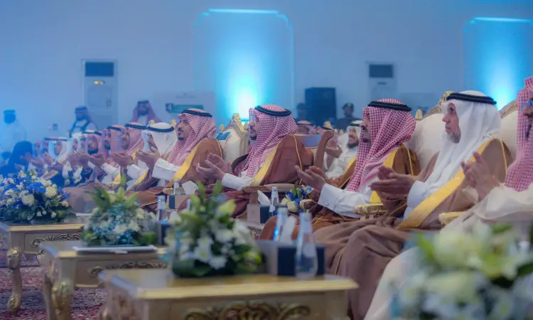 اعتصام مجموعة من الرجال مرتدين الغترة أو الشماغ والعقال والبشت السعودي، يتقدمهم أمير منطقة القصيم، على كراسٍ راقية ويصفقون خلال الحملة الجامعية الرابعة، وهي تهدف إلى التوعية بالوسادة والتثقيف. وقد تميزت المكان بإضاءة زرقاء وتنسيقات جميلة على الطاولات الرائعة، مما يضيفى مسؤولاً رسمياً يليق بمقام جامعة القصيم وقادتها.