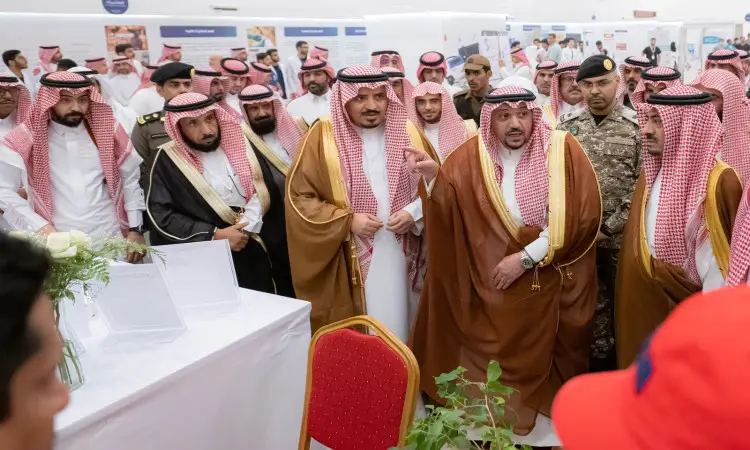 أتلك جمع من الرجال مرتدين الغترة أو الشماغ السعودي مع العقال، وبعضهم الداخلي اضن البشت السعودي والزيّ العسكري، وذلك ضمن فعالية نظمها جامعة القصيم في إطار حملة الجامعة للتوعية الصحية والتثقيف؛ حيث يستمر ظهور أعراض وعلامات توعوية وإرشادية مخصصة لهذا الحدث.