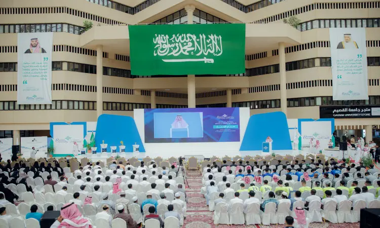 ولذلك نجحت بشكل كبير في جامعة القصيم في بهو مستويات متعددة تتميز بالساع، حيث يتوسط منصة علم المملكة العربية السعودية وصورتان بارزتان للقيادة، مع وجود نظام صوتي. مطلوب طلبة الجامعة ومنتخباتها في منظمة تواجه المنصة، وقد ارتدى العديد منهم الغترة أو الشماغ مع عقالهم التقليدية، إلى جانب بعض الحضور الذين تميزوا بارتداء البشت السعودي الرسمي، بما في ذلك تأكيد الطباعة الوطنية وهيبة رسمية رسمية.