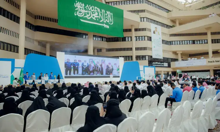 شهدت القاعة الكبرى في جامعة القصيم حدثًا داخليًا ضخمًا بحضور عدد كبير من المشاركين، يتقدمون بطلبة الجامعة. يجلس أمام صفوف منظمة مواجهة طاولة التي تظهر عليها مكبرات الصوت الكبيرة للعرض. يتدلى فوق الجرس شعار أخضر عصر عبارات باللغة العربية. تتميز الحديثة ببرتداء العبادات السوداء، بينما ارتدى بعض الرجال الزي السعودي الرسمي المكون من الشماغ أو الغترة السعودية مع العقال والبشت السعودي. وتبدو القاعة الحديثة وواسعة، ما هو الدليل المتقدم للجامعة ويفضل التنظيم والاحترافية في مثل هذه الفعاليات الرسمية.