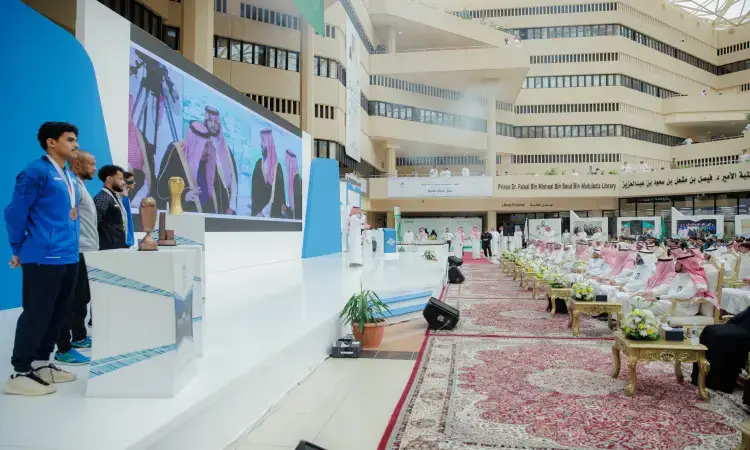 تُقام مراسم في القاعة الكبيرة لتصنع إنجازات رياضية، رياضية، ومسؤولين في التايغا، ويبدو أن النتائج والكأس، مع عرض واضح يُعرض على شاشة ضخمة. ويجلس الحضور من طلبة جامعة القصيم وغيرهم من المدعوين مرتدين الغترة أو الشماغ السعودي والعقال والبشت السعودي التقليدي، متابعين الفعاليات بكل اهتمام وجدية.