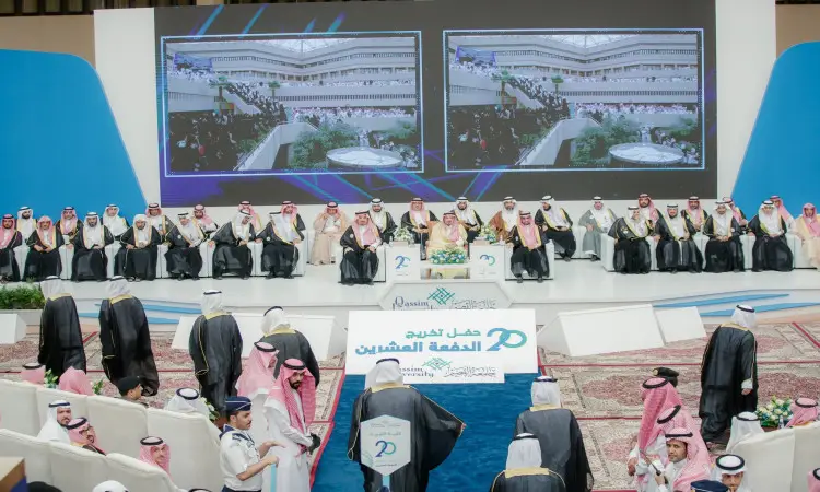 تخريج رسمي في جامعة القصيم بحضور صاحب السمو الملكي الأمير فيصل بن مشعل، حيث تلامس الخريجون على المسرح مرتدين الغترة أو الشماغ السعودي مع العقال والبشت السعودي الرسمي، بينما تُعرض فعاليات خاصة عبر الماسي الكبير ويجلس الحضور في الصفوف للعمل ويشهد الاحتفالات.