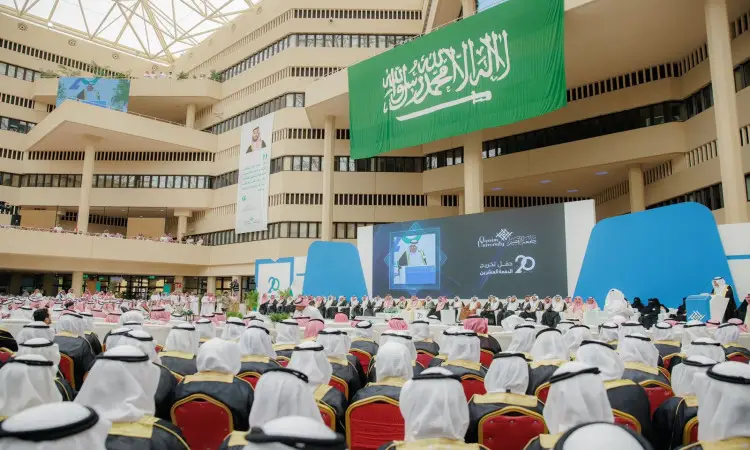 تخرج كبير يُقام في قاعة قاعة القصيم، الجلوس فيه عدد كبير من الحضور مرتدين الغترة أو الشماغ السعودي مع العقال، إضافة إلى البشت السعودي، وذلك تحت راية المملكة العربية السعودية الضخمة التي تزين المكان. وبعد انتهاء الحفلة، يتم تكريم وتكريم حضور سمو الأمير الدكتور فيصل بن مشعل بن سعود بن عبدالعزيز أمير منطقة القصيم.