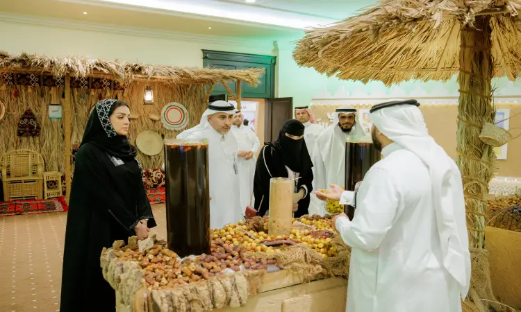 تجمّع عددٌ من الأشخاص الحضور الغترة أو الشماغ والعقال والبشت السعودي حول عرضٍ مميز للتمور والحرصار ضمن فعاليات كرنفال بريدة للتمور، حيث تزيّن المكان عناصر من القش والسلال منسوجة بعناية. وقد قام أحد بشرح الجامعة بشرحها الشامل في معرض الجامعة، وبشكل مؤكد على أهمية المنتجات المحلية وجامعة القصيم في دعمها.