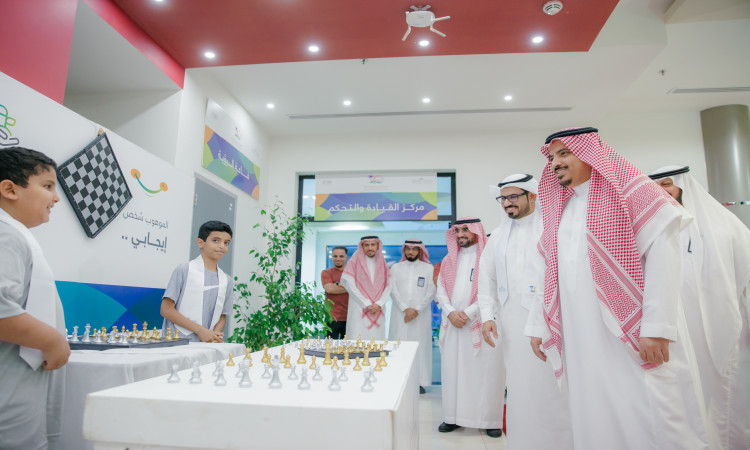 أتلفت مجموعة من الرجال الحاضرين الغترة أو الشماغ والعقال بالإضافة إلى البشت السعودي، يتقدمهم رئيس الجامعة، وهم يراقبون من الطلاب الأمامي رقعة شطرنج، وذلك من خلال فعالية داخلية لنادي صيفي السادس في القصيم، حيث يتألقون في الخلفية وشهدت المهرجانات المشاركة والديكورات حيث يربحون بلعبة الشطرنج.