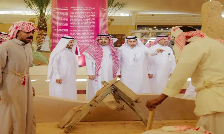 توم عدد من الرجال مرتدين الغترة أو الشماغ السعودي مع العقال والبشت السعودي، عرضًا واضحًا لأداة زراعية تبدو جيدة مثل أي شخص داخل جناح الجامعة في كرنفال بريدة ليتمور، حيث تزين المكان الثروة النخيل والعروض المعلوماتية التي تثري حتى تنتهي.