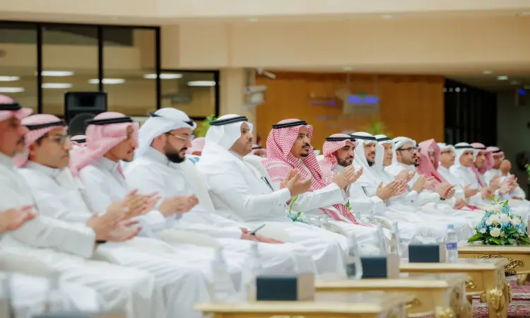 خلال فعاليات نهاية فترة يوم التوعية، جلسة الحضور من الرجال مرتدين الغترة السعودية أو الشماغ والعقال والبشت السعودي في صفوف كتابه وهم يصفقون، وذلك وذلك بحضور رئيس جامعة القصيم. وقد أضفت الجداول المزخرفة وتنسيقات الزهور لمسة من الفخامة على رفع للمناسبات.