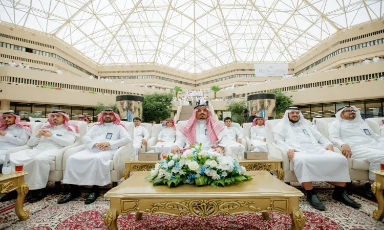 يجتمع عدد من رجال مرتدين الغترة السعودية والشماع والعقال والبشت السعودي، . ونظرت في بهو زجاجي واسع لتعريفه الحركة والحضور، حيث يقام برنامج طموح للذهاب إليها في القصيم.