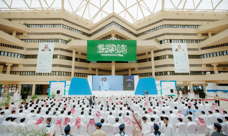 وستنجح بشكل كبير في جامعة القصيم جمعاً غفيراً من الحضور في جلسة مواجهة مسرح تزينها راية المملكة العربية السعودية. وقد أُبرزت اللافتات التي تحمل شعار "برنامج طموح" وصورًا مؤثرة على أطراف القاعدة، فيما تطلع الطلاب الجدد إلى - منهم يرتدون الغترة أو الشماغ والعقال، وآخرون بالمشت السعودي - بحماس من شرفات المروحة.