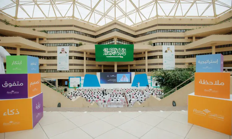 تتميز الأحداث الداخلية المصممة خصيصًا للطلاب في جامعة القصيم بحضور الحضور الكبير للمشاركين مقابل منصة رئيسية لتناول بشاشات عرض حديثة ومتحدثة بارزة، وتعلوها راية المملكة العربية السعودية. تتوزع في أرجاء القاعة مجسمة مكعبة ملوّنة تحمل عبارات عربية مثل "برنامج طموح" وعكس العصر الحديث والتكنولوجيا الهندسية للمكان. يبرز الحضور الرسمي من خلال العديد من أعضاء هيئة التدريس والهيئة التدريسية الغترة السعودية أو الشماغ مع المقال، بالإضافة إلى البشت السعودي، بما في ذلك بما في ذلك بالمقام الجامعي والهوية الوطنية.