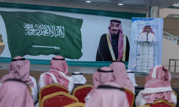 يلقي الاسم كلمته امام الحضور مرتدياً غترة أو شماغاً مع مقال وبشت يدوي تقليدي، وذلك من خلال فعالية السيدات أُقيمت في رحاب جامعة القصيم. اخترعت منصة الخطابة راية المملكة العربية السعودية وصورة أحدها، بما في ذلك الهوية الوطنية والحقيقة الرسمية.