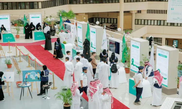 تجمّع مجموعة من الأشخاص، ويرتدون معظمهم الغترة أو الشماغ والعقال، بالإضافة إلى البشوت السعودي التقليدي، في معرض داخلي مُعد بسجاد أحمر ويكان توعوية، وذلك بمناسبة اليوم الصحي العالمي. الاشتراك الذي يستحق رعاية تحت رعاية رئيس جامعة القصيم، آراء المجتمع وأفكاره حول رعاية الصحة النفسية والوعي بها في الأكاديميين.