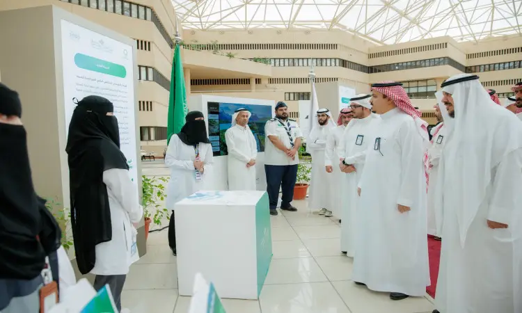 الاتصال مجموعة من الرجال مرتدين الغترة أو الشماغ مع العقال والبشت الداخلي السعودي، إلى جانب عدد من النساء بالزي التقليدي السعودي، في بهو في القصيم. إحدى أدوات العرض الرائدة توعويًا حول نظام تعزيز الصحة النفسية عبر لوحة عرض مخصصة، لإعداد أعلام المملكة العربية السعودية وتعريفية خاصة بمناسبة اليوم العالمي للصحة النفسية في المكان.
