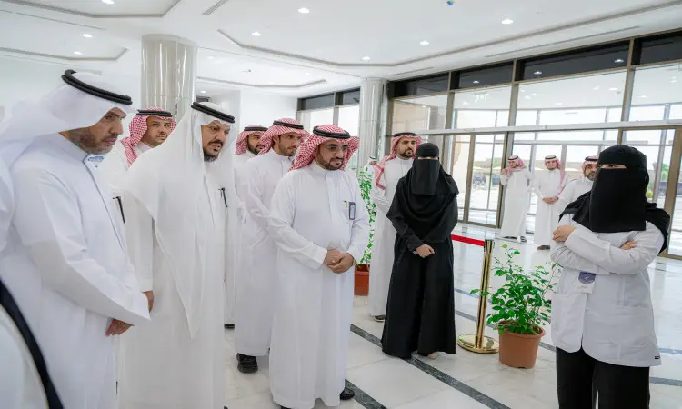 الاتصال مجموعة من الرجال مرتدين الغترة أو الشماغ السعودي مع العقال والبشت السعودي، بالإضافة إلى المرأة السوداء التي ترتدين العباءة، في بهو حديثة ومشرق في القصيم، منصتين باهتمام لسيدة ترتدي المعطف الأبيض، وذلك ضمن فعاليات الملتقى البحث العلمي لكلية وموافق الطبي.