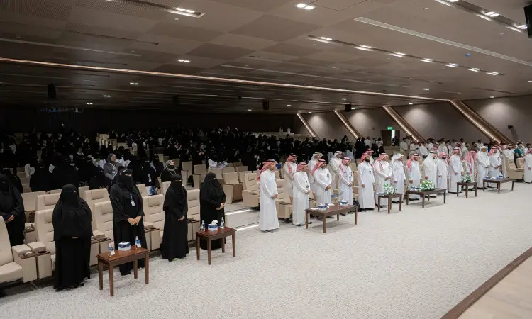 لقد ساعدت الجامعة في قاعة المؤتمرات الكبرى المؤتمرات الملتقى البحث العلمي، حيث اتصلت الرجال مرتدين الغترة أو الشماغ والعقال وتتميز بارتداء البشت السعودي، بينما لامعة في صفوف مرتديات العباية السوداء. تتشكل مقاعد الحضور، مما يضفي على موظفين وتخصصًا للمناسبات العلمية.