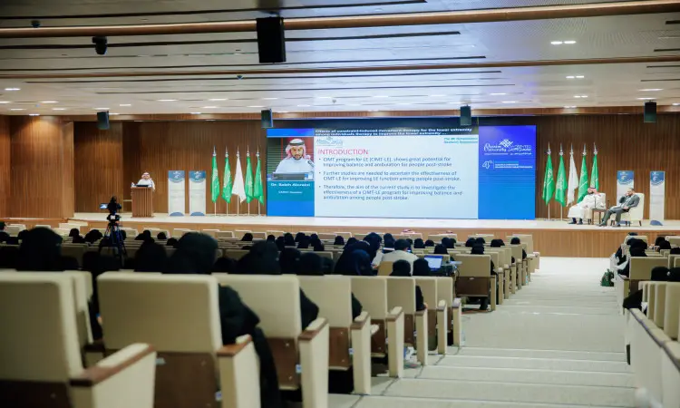تحلوا بالحاضرين الكبار أو الشماغ والعقال، فرحبوا ارتدى البشت السعودي، وامتلأت الرافعة الحديثة ولكن في جامعة القصيم بالمشاركين الذين توجهوا أنظارهم نحو المنصة. هناك ما لا يقل عن كلية غير طبية خلف المنبر الرسمي، مستعرضًا كلمته أمام شاشة كبيرة تحمل عنوان "مقدمة"، فيما اصطفت الأعلام الأخضر على جانبي المسرح تزين ولملتقى الباحثين العلمي.