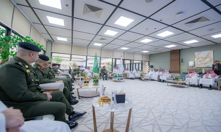 يجتمع مجموعة من رجال الزي العسكري، إلى جانب الضيوف بالزي السعودي الرسمي الامتداد في الغترة أو الشماغ والعقال والبشتاء السعودي، يتقدمهم رئيس الجامعة، داخل قاعة فسيفساء مفيدة. يناقش الحضور في القضايا المتعلقة بالسجون والمراكز النشطة ضمن منظمة شعبية، يفضل على الطاولات الصغيرة في منتصف قاعدة بعض المرطبات والضيافات.