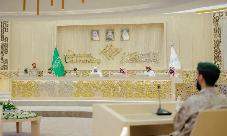 شهدت قاعة أنيقة ذات تصميم ذهبي في جامعة القصيم الفعالية، حيث حضر المجلس المسؤولون مرتدين الغترة أو العسكري الشماغ والعقال والبشت السعودي، إلى جانب منسوبي معهد طيران التحالفات البرية بزيهم الرسمي. واصطفى الحضور حول طاولة وهي طويلة تتصدرها أعلام المملكة العربية السعودية وجامعة القصيم خلفهم، في مشهد يجسد الالتزام بالتقاليد السعودية الهدف.