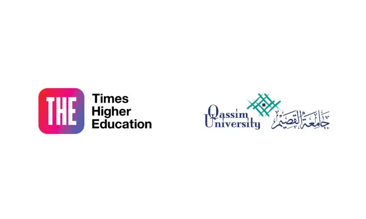 تميز في تصميم شعارات كلٍ من "تصنيف التايمز" وجامعة القصيم العالمية، ويبرز الشعار الإنجليزي لتايمز هير إديوكيشن بخلفه المتدرجة وحروفه، مُشيرًا إلى تحقيق جامعة مكانة مرموقًا ضمن أفضل 600 جامعة عالمية. كما تتكامل عناصر الهوية البصرية مع اللمسات المحلية فقط الجيش من الشماغ والغترة والعقال والبشت السعودي، لعكس عمق التراث والرسمية وقوة الانتماء الوطني لجامعة القصيم.