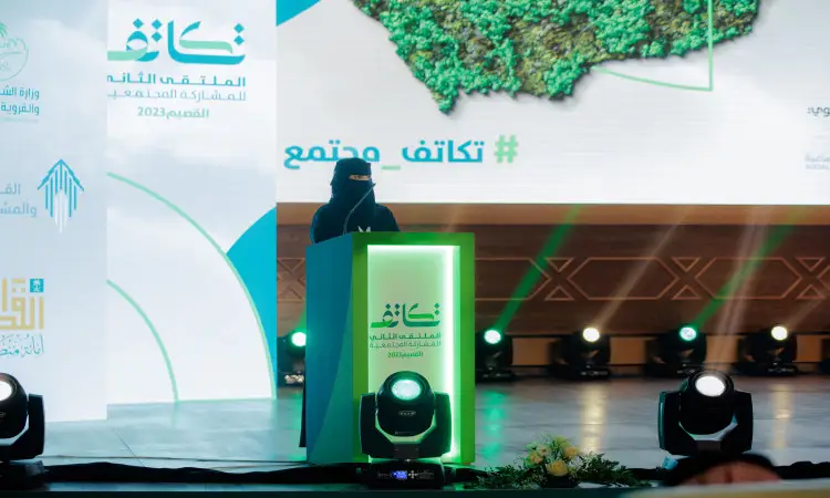 وقفت ترتدي ملابس بيضاء ونقابًا، وقد اعتلت المنصة الخضراء سيدة مضاءة خلال فعاليات الملتقى الرسمي الثاني في جامعة القصيم، بينما كانت ترتدي غترة سعودية وقالًا وفوقهما بشت سعودي. حصر خلفها الشاشة التي تحمل كتب عربية من تحت اسم "الجامعة" ولإضفاء لمسة جمالية على المشهد، عندما تسلط أضواء المسرح على الحدث لعكس المؤتمر الرسمي.