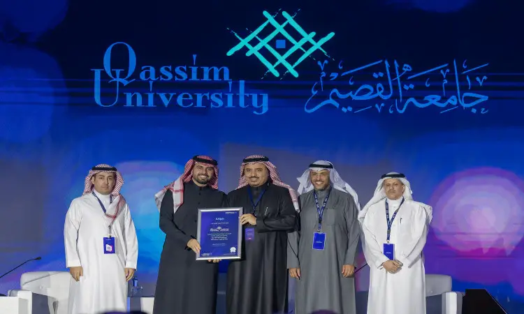 Five men wearing the Ghutra or Shemagh and Egal, as well as the Saudi Bisht, call on the women's platform at Qassim University. They are centered in a blue frame celebrating success in education. Produce a screen with the university logo in blue and text in Arabic.