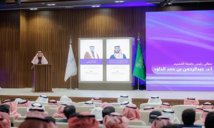 والأمر متروك مرتديًا الغترة والعقال والبشت السعودي على المنصة، ويلقي كلمة أمام الحضور بمناسبة الاحتفال بـ "يوم الطالب". وخلفه صورتان كبيرتان وخلفهما علم المملكة العربية السعودية، بالإضافة إلى شاشة شخصية تحمل نصًا باللغة العربية واسم معالي الدكتور عبد الرحمن بن حمد الداود.