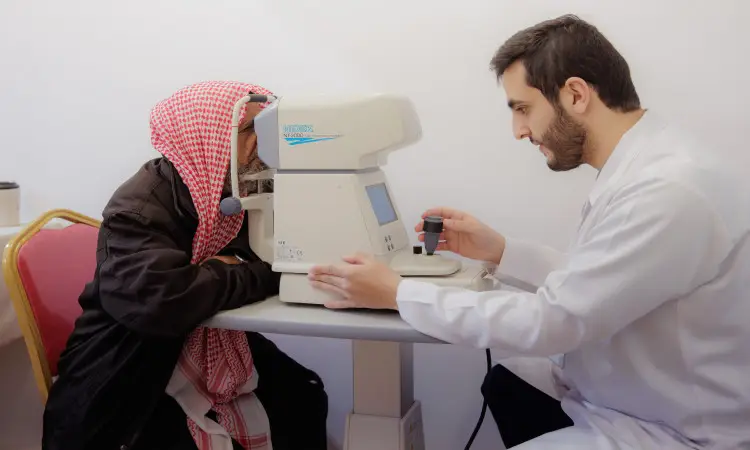 ويهتم برعاية العيون، مرتدياً معطفاً أبيضاً، في مركز دخنة بفحص نظر أحد المراجعين الذي يرتدي الغترة والعقال والبشت السعودي. وأصبح ذلك في إطار تعزيز الصحة المتكرر مستوى التوعية حول صحة البصر، بما في ذلك ما ينسجم مع جهود جامعة القصيم في خدمة المجتمع ونشر الثقافة الصحية.