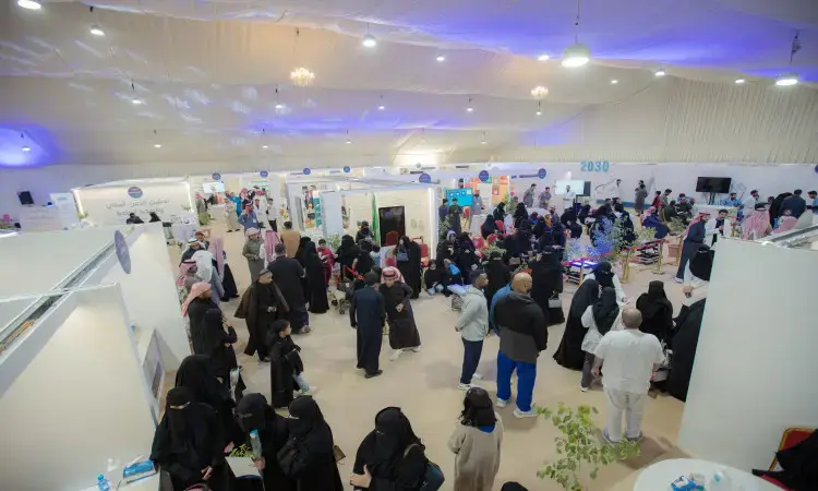 احتوت جمع كبير داخل القاعة المضيئة التي تحتضن أجنحة مركز المدخنة، حيث ترتدي العديد من الحضور الغترة أو الشماغ والعقال، والتي زينت البشت السعودي في مشهد يُجسد الأصالة السعودية. تتمتع بالتوعية الوسادة والتثقيف، ويبرز في هذا الحضور صاحب السمو الأمير منطقة القصيم، ما يضفي على طابعها فقط واهتمامًا بعدًا من القيادة الرشيدة ويشاركها الكريم ضمن فعاليات جامعة القصيم.