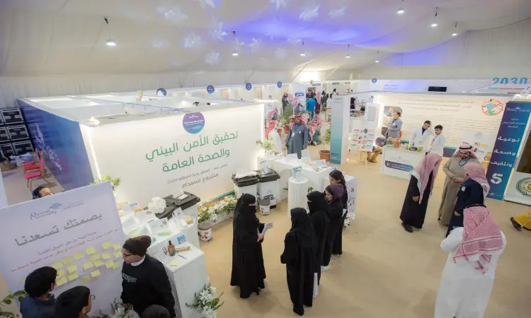 A number of visitors visited the pavilions at the Awareness and Health campaign exhibition held inside the Smoking Light Center, highlighting the topics of poor health and the general environment. Among the awareness posters and presentations, some of the participants wear the Saudi Ghattara or Shemagh with traditional articles and bisht, reflecting the cultural character of the community event organized by Qassim University.