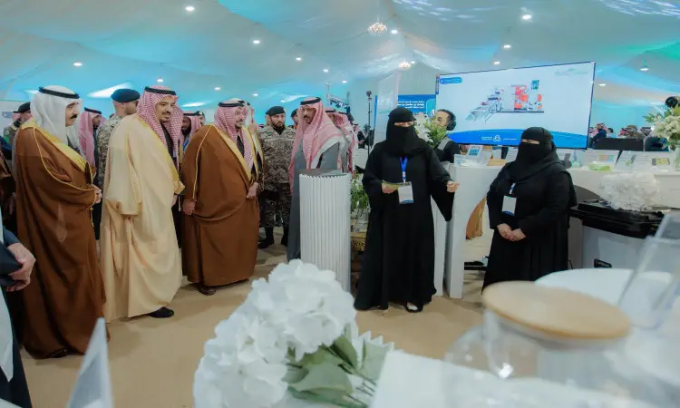 اتصال مجموعة من الرجال مرتدين الغترة أو الشماغ السعودي مع العقال والبشت السعودي، إلى جانب سيدتين يرتديان ملابس بيضاء ونقاباً، داخل خيمة مخصصة لعرض التوعي الصحي في جامعة القصيم. لذلك، ترغبين في الحصول على إشارة واحدة أثناء حديثها، بينما تعمل على عرض شاشة كبيرة في الموقع.