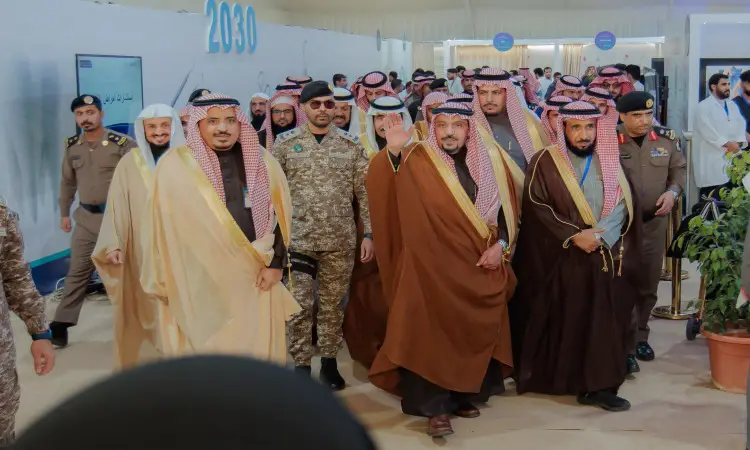 مجموعة من الرجال السعوديين يحتفلون بالثياب التقليدية، والبشوت السعودية، بالإضافة إلى الشماغات أو الغتر والعُقَل، سيتمكنون من داخل أحد الأصدقاء من الأصدقاء بزيهم الرسمي. حصدت على الجانب الأيمن نبتة مزروعة في أصيل، وفي حال استمرارية الخلفية "2030" مخالفة بشعار التنوع التنموي.