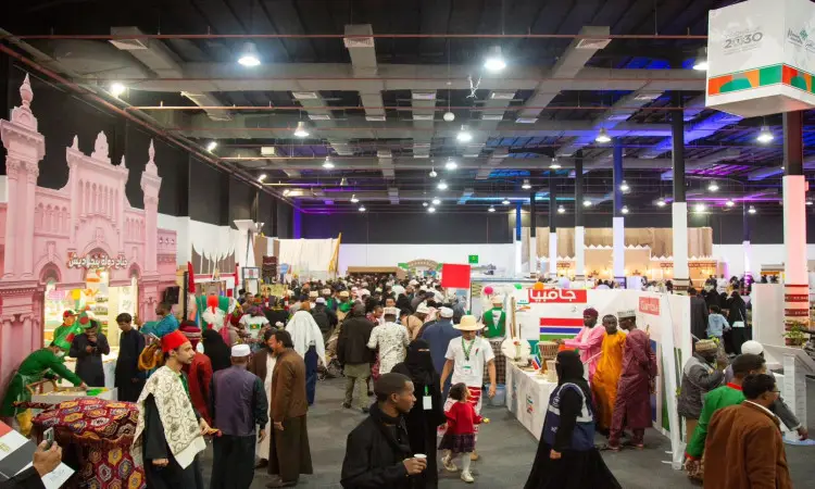 يشهد مهرجان تراث الشعوب الذي نظمته جامعة القصيم، بحضور واسع من ضيوف المؤتمرات من أكثر من تسعين دولة. يتجول المشاركون بين أجنحة متنوعة تزينها ديكورات تراثية ملونة، حيث يبرز الطلاب بارتدائهم الغترة أو الشماغ مع العقال والبشت السعودي الأصيل، وسط قويّة يعمّها الفخر والاعت بالهوية الوطنية. كما تزين هذه القاعة بلافتات وشعارات باللغة العربية مبادئ الروح الثقافية الثقافية الأصيلة لهذا البنك الجامعي المميز.