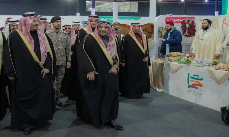 حضرٌ من رجال السخانات والشماعات والعُقُل والبشوت السعودية، إلى جانب عدد من العسكريين بزيهم الرسمي، أحد المعارضين الداخليين المصاحب لمهرجان الجامعة في جامعة القصيم. وتجول الحضور بين الأجنحة التي تميزت بتنوع المأكولات والتراث والشعوب، حيث أبدى البعض ابتسامتهم خلال الجولة فيما اكتفى بإذن بتأمل اللوحات الثقافية الزاخرة بالموروث والتنوع.