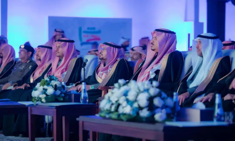 يجلس جمع من الرجال مرتدين الغترة أو الشماغ السعودي مع العقال والبشت السعودي في صف واحد ضمن فعاليات مؤتمر جامعة القصيم، حيث تتجمع أمامهم طاولات مزينة للانضمامات وقوارير ماء، ويتألق خلفهم جدار مضاءة بإضاءة زرقاء، وذلك احتفاءً بتراث الشعوب.