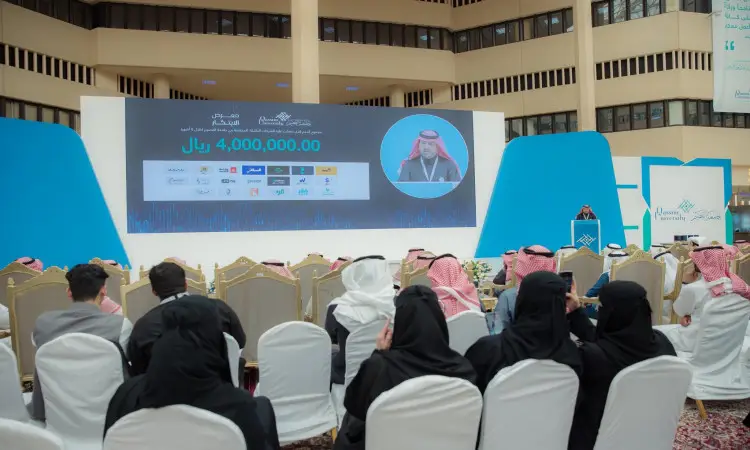 اجتمع عدد من الأشخاص مرتدين الغترة أو الشماغ السعودي مع العقال، وافقوا على البشت السعودي، وذلك حتى في إجازة صيفية. ويجلس الحضور في مواجهة شاشة العرض الكبيرة ويبين عليها معالي رئيس جامعة القصيم وهو غالبا. كما وقفت على الشاشة عبارة "4,000,000 ريال" إلى جانب مجموعة من الشعارات الخاصة بأشجار مختلفة، وذلك ضمن فعاليات معرض انتصار الذي شهد جائزة أو إعلان عن مساهمة قوية.