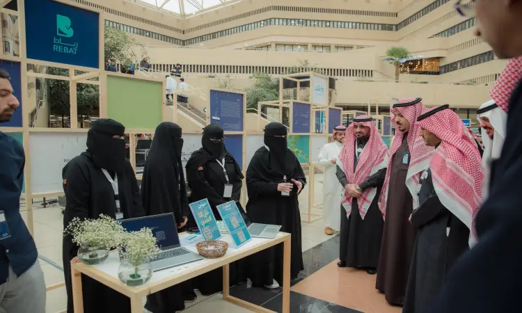 اجتمع عدد من الرجال، ونشأت المجموعة الغترة أو الشماغ والعقال مع البشت السعودي، حول منصة مرقابة بأجهزة الكمبيوتر وتعريفية في معرض تأسيس، وذلك ضمن قاعة عرض حديثة مستقلة لجامعة القصيم.