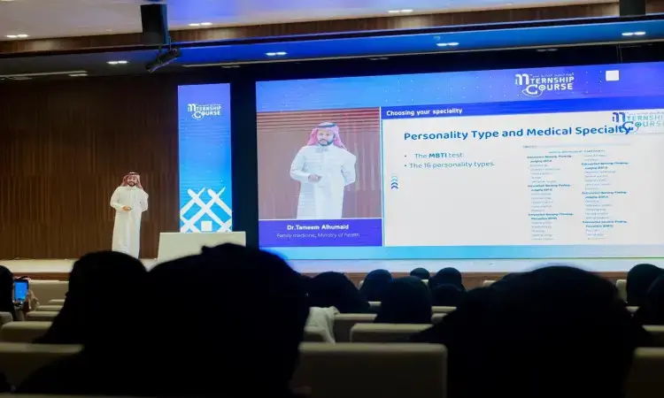 Dressed in a pure white ghutra with an essay and a luxurious Saudi bisht, along with a large projection screen and a slide presentation on types of personalities and medical specialties, he took the stage. He addressed the medical students in the lecture hall during the internship course in Qassim, reviewing the most important points about their career direction and their future in the medical kingdom.
