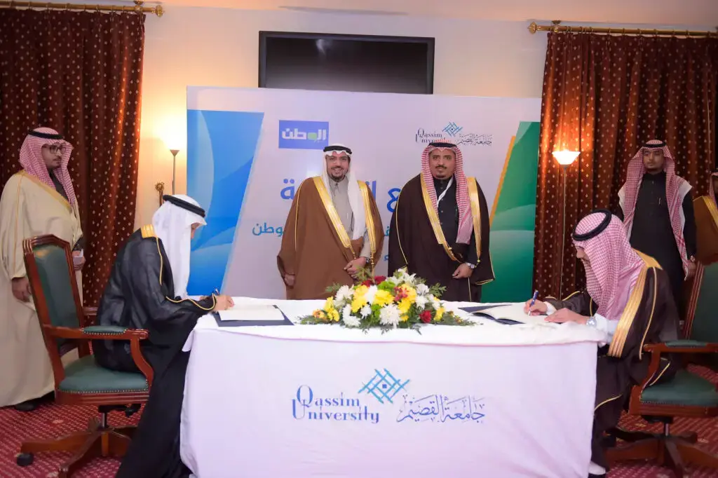 شارك عدد من الرجال الحاضرين الغترة أو الشماغ والعقال، بالإضافة إلى البشت السعودي التقليدي، في فعالية توقيع العمل والتعاون في إنشاءها جامعة القصيم. وقد جلس اثنان منهم إلى طاولة مزخرفة من الزهور لتوقيع السجلات، في حين لم يحضر عدد آخر من خلفهم أثناء مراسم التوقيع.