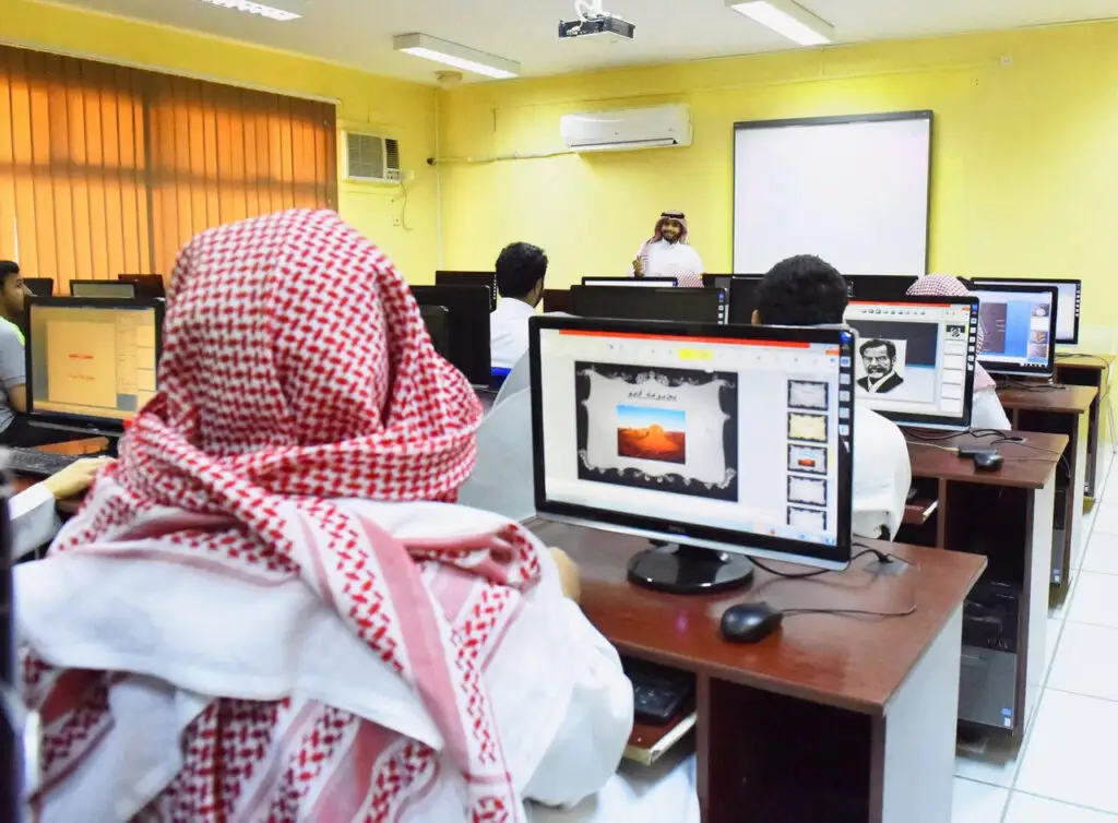 قاعة الاشتراك في جامعة القصيم الجلوس فيها مرتدين الشماغ السعودي أو الغترة مع العقال، وبعضهم يرتدون البشت السعودي الأنيق. تعمل على أجهزة الكمبيوتر المكتبية، وينصتون باهتمام المحاضر بالواقف بجوار اللوح الأبيض وشاشة العرض أثناء التدريب الصيفي لصيف القصيم.