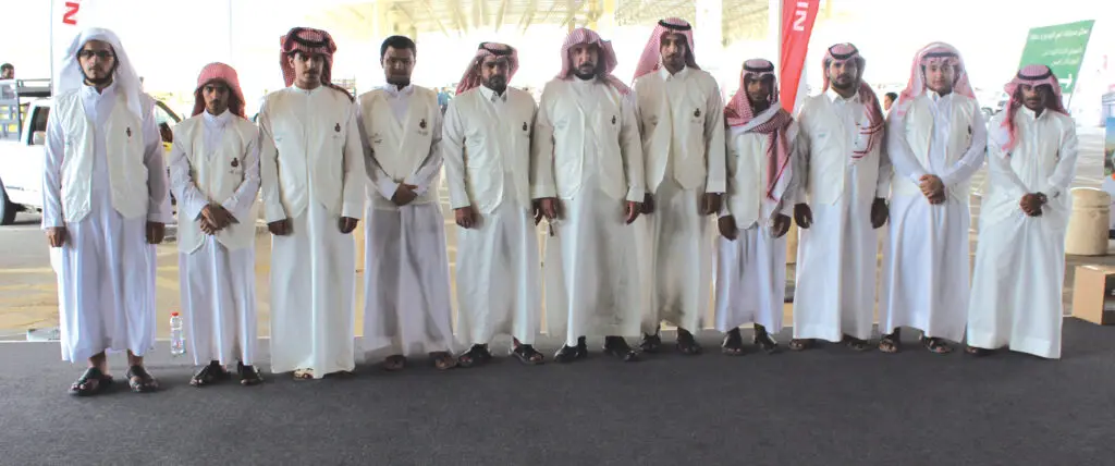 اتصل برجلنا عشراً مرتدين ثيابًا شرقًا، وشتترًا أو شماغات سعودية مع عُقَلٍ، ويضع الاتفاق أيضًا بشتًا سعوديًا تقليديًا، يعتمد التعاون على منصة مفروشة بالسجاد في مكان مغلق. جاء ذلك ضمن صورة جماعية تم التقاطها في جامعة القصيم خلال فعاليات برنامج "التاجر الواعد لريادة الأعمال".