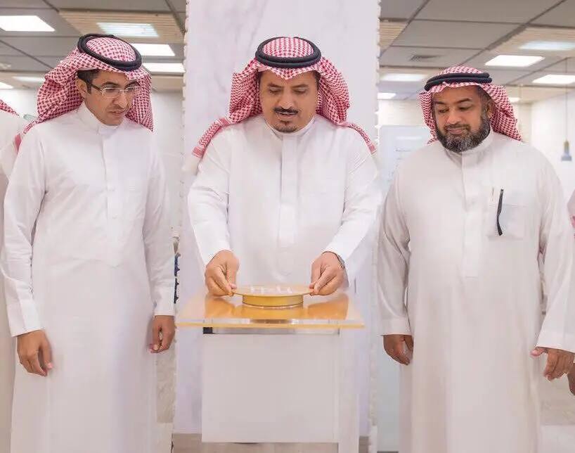 كل ثلاثة رجال تألق الثوب الأبيض، ويضعون الشماغ السعودي والعقال، كما يرتدي البشت السعودي، وبالتالي في مكان مغلق. يقوم الرجل الأعلى الذي يتوسطهم – ويتزايد إشراكه في كل من الاقتصاد أو الدراسات – خزان على زر زر على منصة صغيرة، وسط متابعة دقيقة من الآخرين.