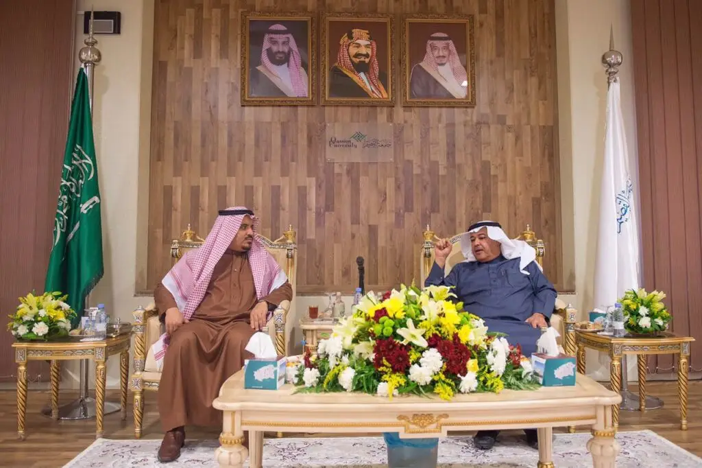 ارتدى رجلان الغترة السعودية والعقال والبشت السعودي، ويتبادلان الحديث في مجلس فخم مزدان لدى شركة اتصالات في القصيم، حيث براءات الاختراعات من جهة أخرى وأعلام المملكة العربية السعودية ووجدوا المنزل المعلّمة على حائط خشبي خلفهم.