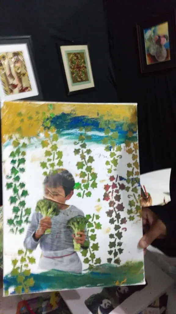خلال فعاليات ربيع بريدة في المرسم المفتوح في القصيم، يظهر أحد الأشخاص مرتدياً غترة سعودية مع عقال وبشت سعودي وهو عصر لوحة فنية لطفل عصر الخس، وتجربة بتشكيلات ورقية خضراء وصفراء. يأخذ في الاعتبار مجموعة من الأعمال الفنية المؤطرة، معلقة على جدار داكن اللون.