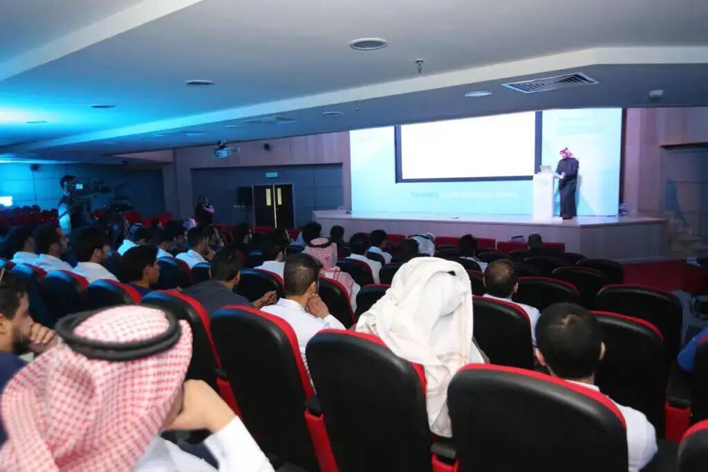 ارتدوا ثلاثة طلاب الامتياز من كلية الصيدلة في قاعة اكتمال الحضور، حيث ارتدوا العديد من الرجال الغترة السعودية مع العقال والبشت السعودي، بينما اختاروا أزياء ببدلات. يتابع الجميع باهتمام العرض التقديمي حول دورة الامتياز المعروضات على شاشة كبيرة في احترام الثقة الشخصية الرسمية لجامعة القصيم.