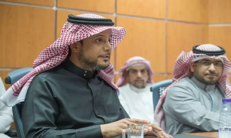 ظهر مدير الجامعة مرتديًا ثوبًا أسود وبشتًا سعوديًا، مع شماغ سعودي وعقال، الشهير خلال اجتماعه بحضوره اثنان وآخران الحضور أولًا. وقد دار نقاش حول تقرير الإنجاز الرقمي عن عمادة تقنية المعلومات، وذلك في قاعة زينة بجدران فخر المشاهير للمشاهير للاجتماع.